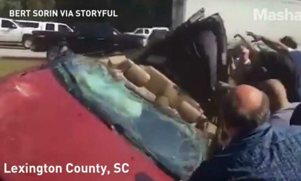 En bil står parkerad i en parkeringsplats. (AI text)