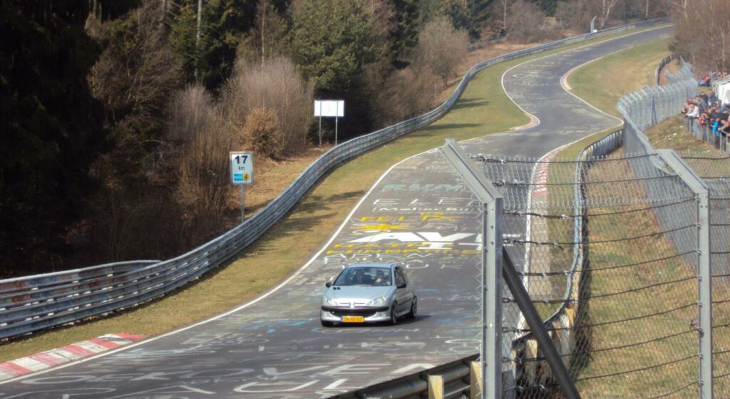 Nürburgrings nordslinga – det ultimata testet för både bil och förare och normen för tillverkarna. FOTO: BedaNo1-CC