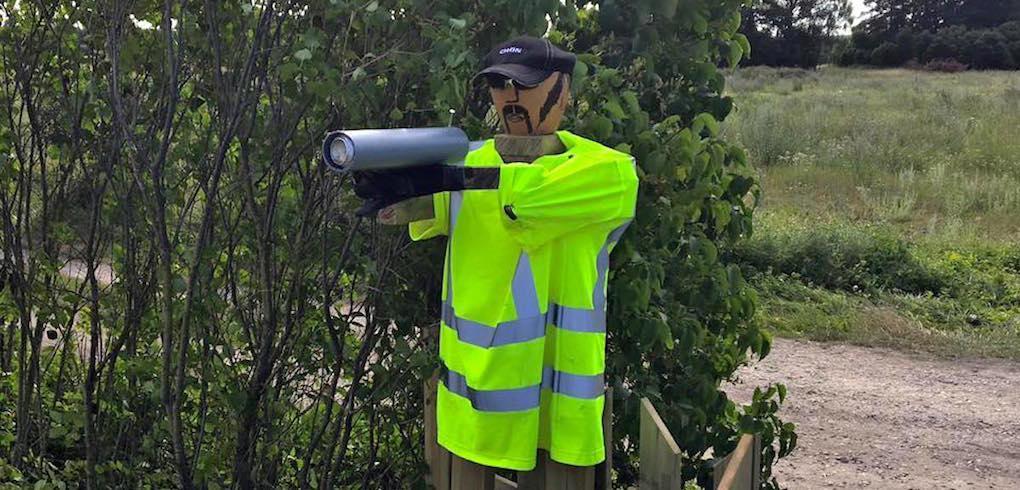 En trafikpolis? Inte helt lätt att avgöra på några snabba ögonblick, på håll.