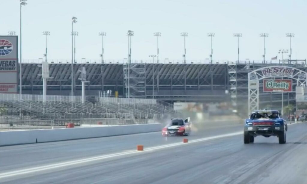 En dragspeedförare kör en bil på en bana. (AI text)