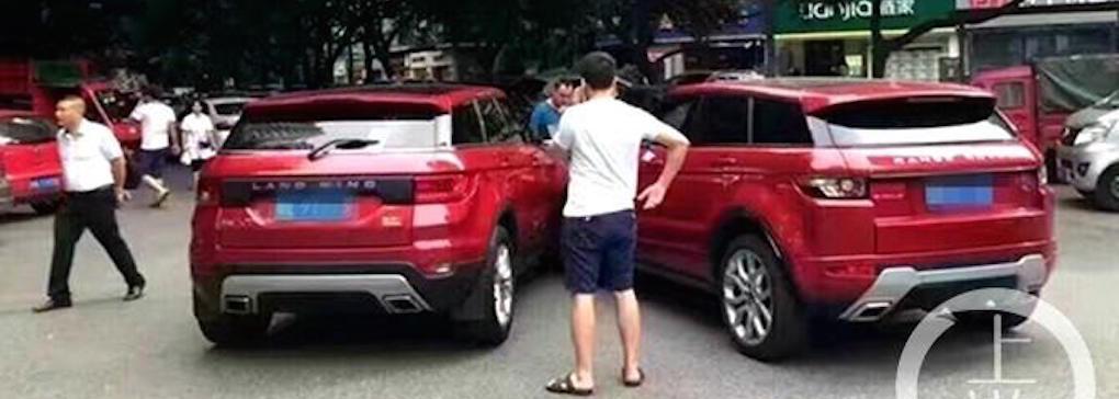 En röd Range Rover SUV i en stad. (AI text)