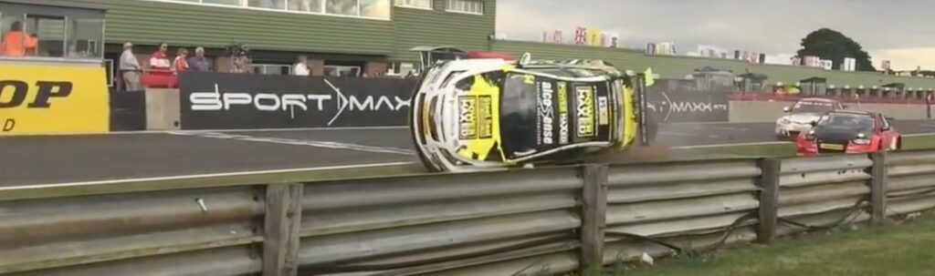 Flera våldsamma krascher i senaste helgens BTCC har väckt frågor om förarnas standard. FOTO: YouTube