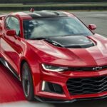 Chevrolet Camaro ZL1 kör på en bana. (AI text)
