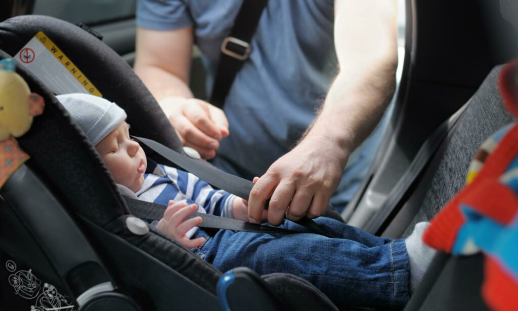 Varje år dör många barn av värmeslag i bil, ändå görs väldigt lite för att hindra tragedierna. (Barnet på bilden har inget samband med artikeln). FOTO: SbytovaMN/istockphoto