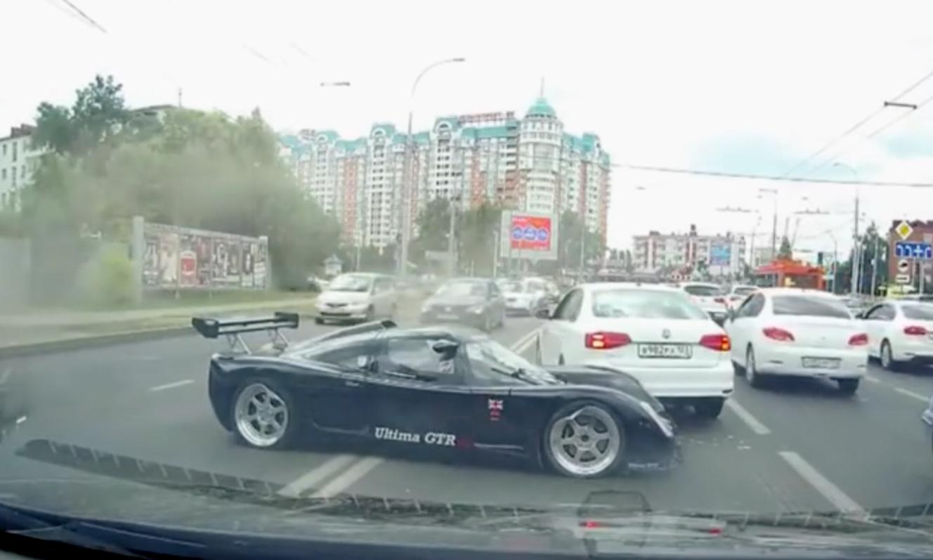 En bil körer nedför gatan. (AI text)