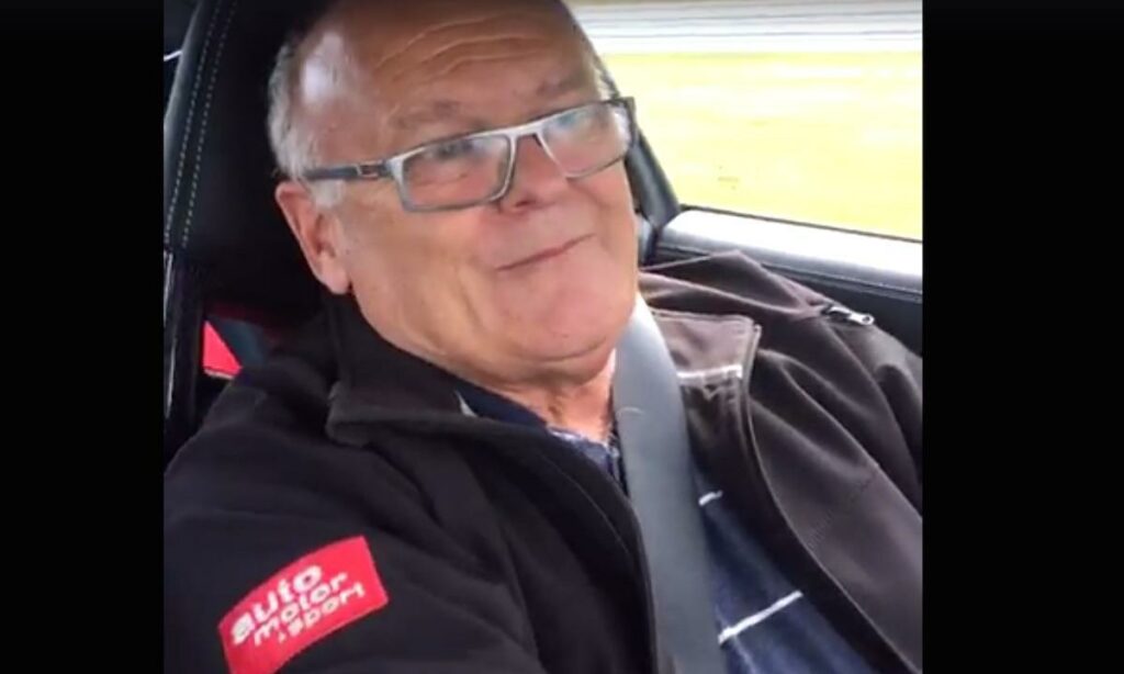 En man i en bil (AI text)