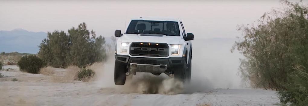En Ford F-150 Raptor kör nedför en grusväg. (AI text)