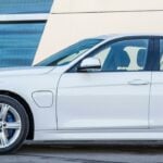 BMW skojar nu med Tesla och marknadsför 330e som bilen du väntat på utan att behöva vänta