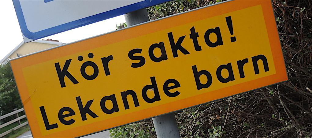 Vanliga skyltar med uppmaningar fungerade inte. Linn Bark gjorde egna skyltar, se längre ned på sidan.