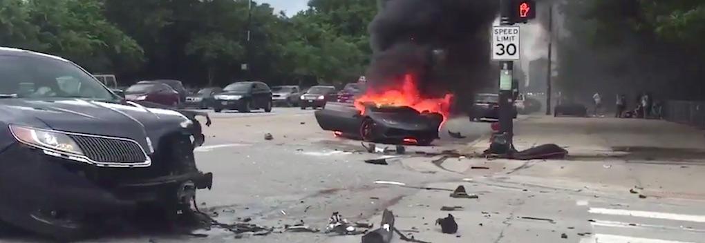 En bil står i brand mitt i gatan. (AI text)