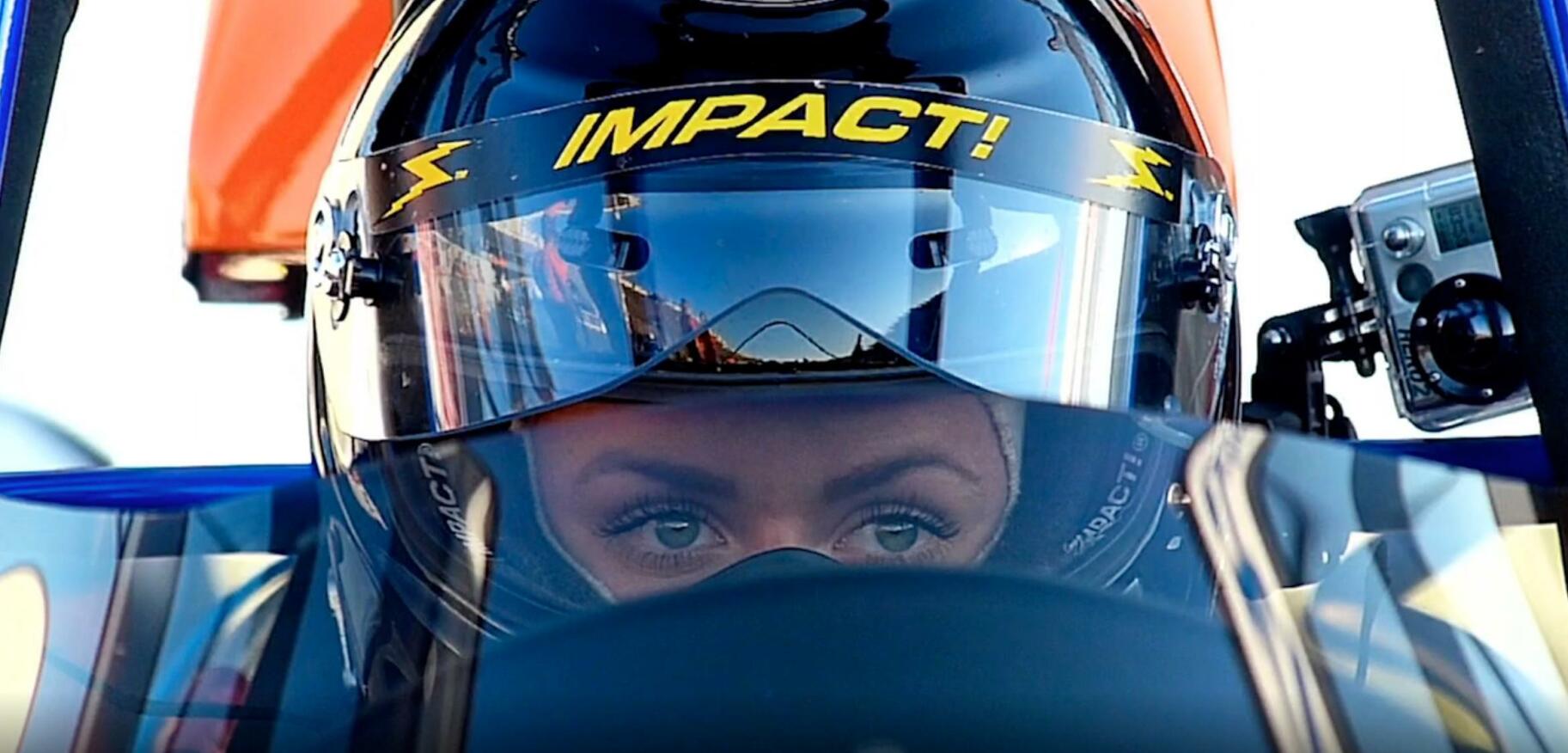 En kvinna i en racebil. (AI text)