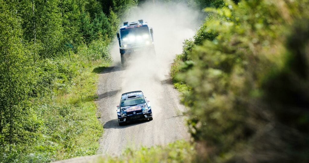 Många rallybilar har flugit fram längs Ouninpohja i Finland. Men aldrig en tusen hästar stark ökenrally-lastbil. FOTO: Jaanus Ree/Red Bull Content Pool