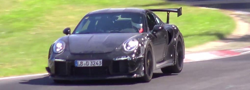 En Porsche 911 GTS svingar snabbt genom en kurva på racerbanan. (AI text)