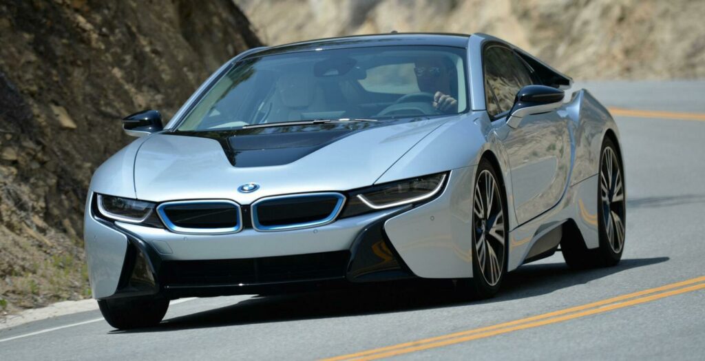 BMW I8 körs längs en bergig väg (AI text)