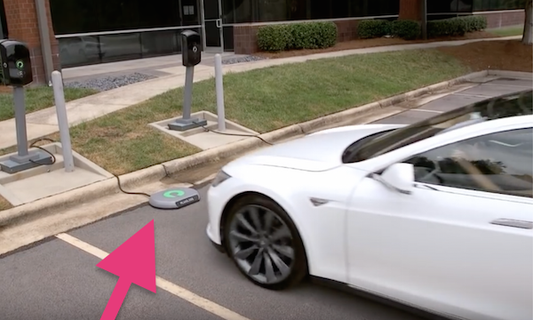 En Tesla Model S parkerad i en parkeringsplats. (AI text)