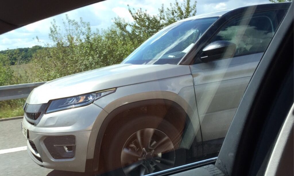 En bil kör nerför vägen. (AI text)