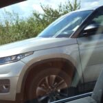 En bil kör nerför vägen. (AI text)