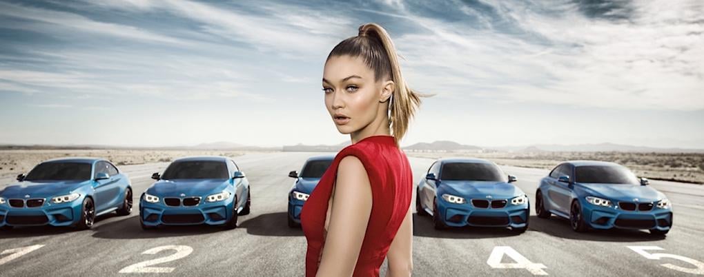 Supermodellen Gigi Hadid försvinner in i en av bilarna, men vilken?