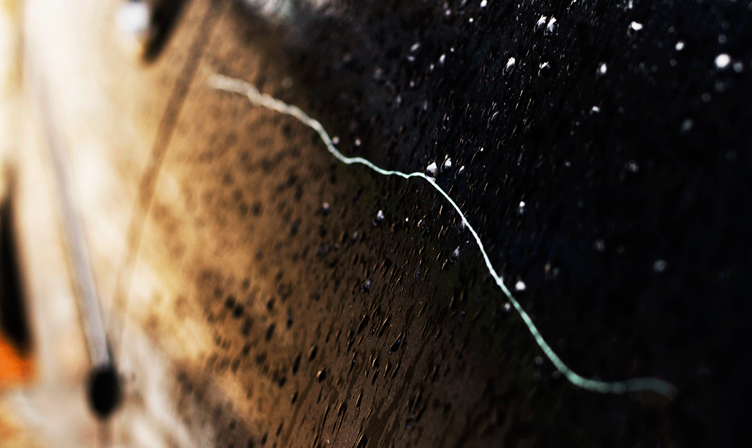 En bil är parkerad i en parkeringsplats. (AI text)