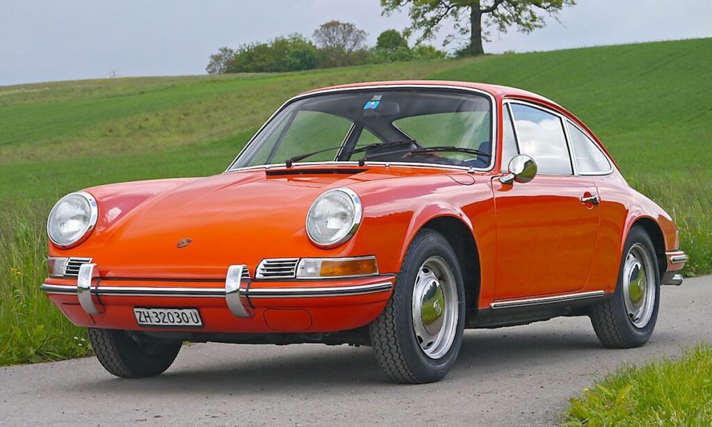 En Porsche 911 Ss kör nedför en landsväg. (AI text)