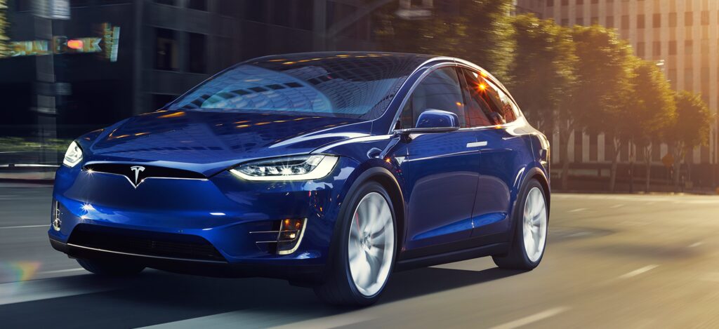 Tesla Model X kör ner gatan (AI text)