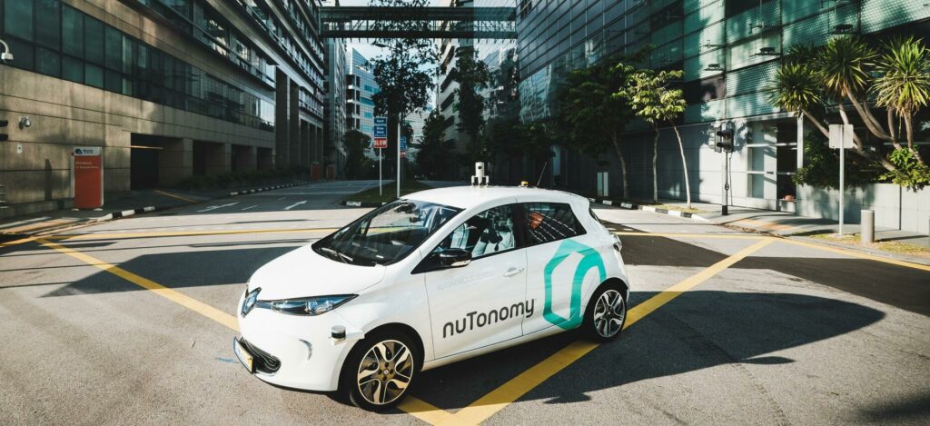 Singapore blev den första staden med självkörande taxibilar sedan företaget nuTonomys bilar rullade ut på jungfruturen.