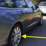 En bil står parkerad på en gata. (AI text)