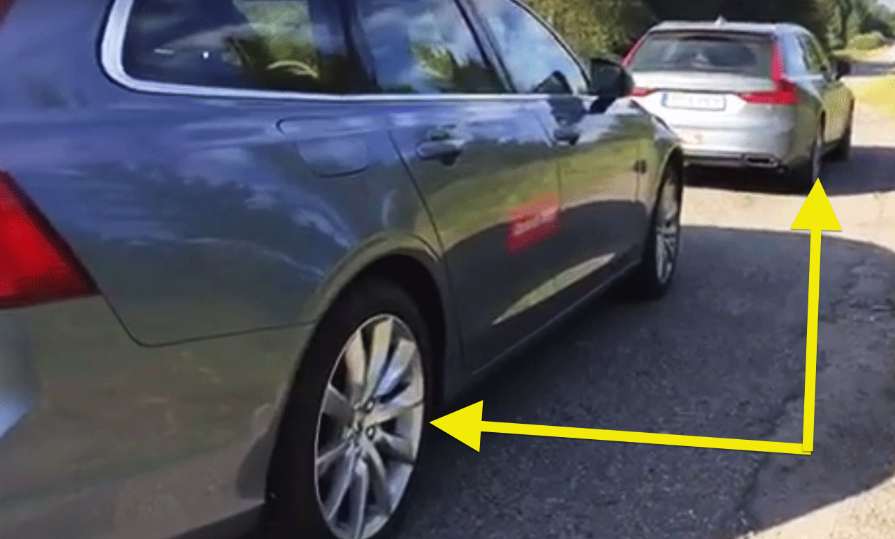 En bil står parkerad på en gata. (AI text)