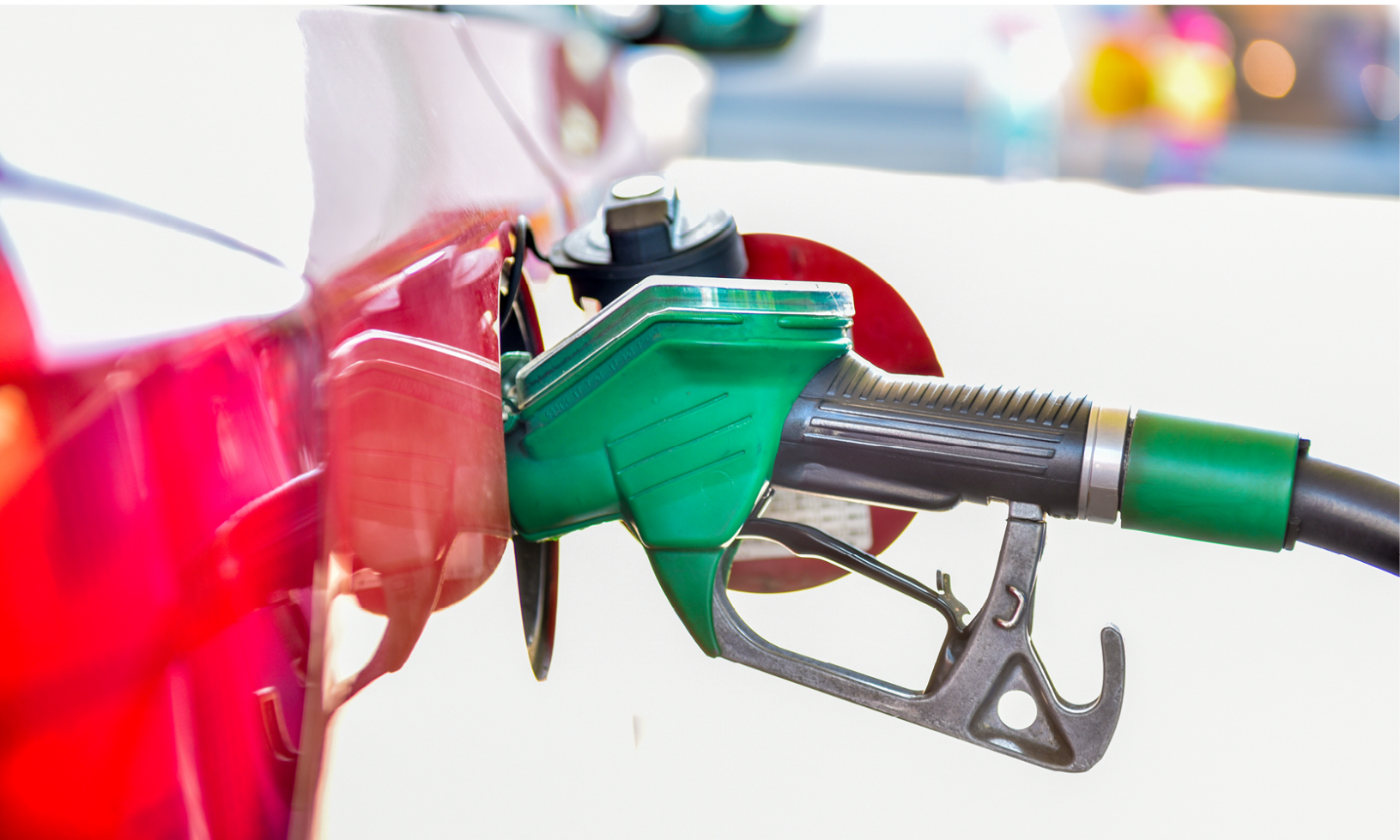 En bil fyller på bränsle. (AI text)