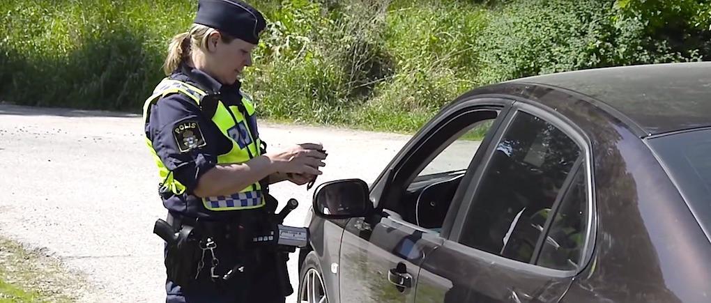 Hastighetskontroller har den dubbla fördelen att polisen upptäcker rattfulla och förare utan körkort.