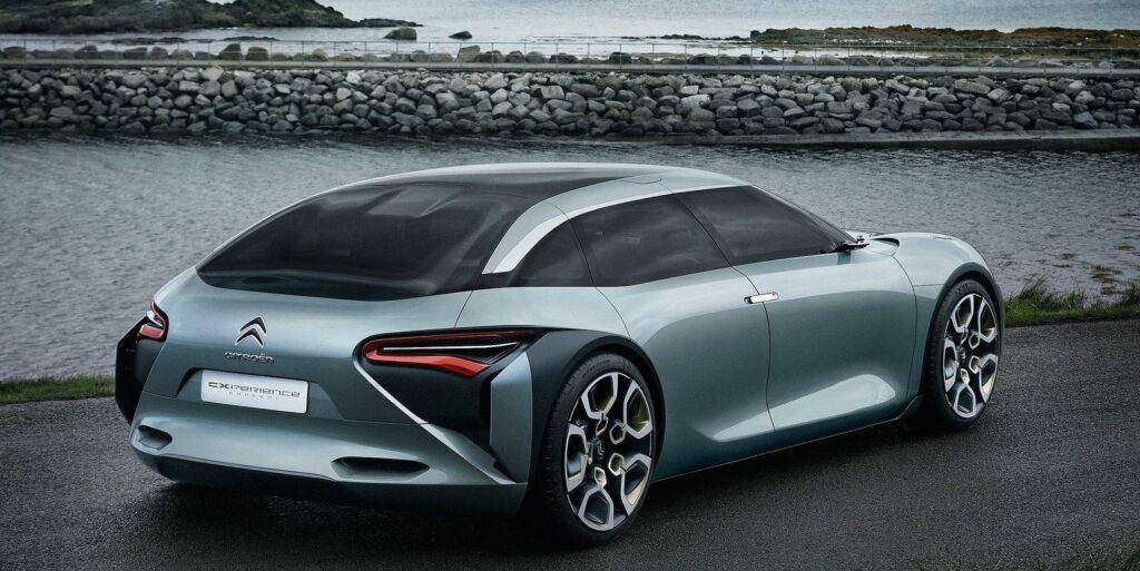 Citroën C3-konceptbilen parkerad vid en väg vid havet (AI text)