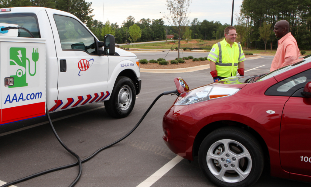 En Nissan elbil är uppkopplad till en laddstation. (AI text)