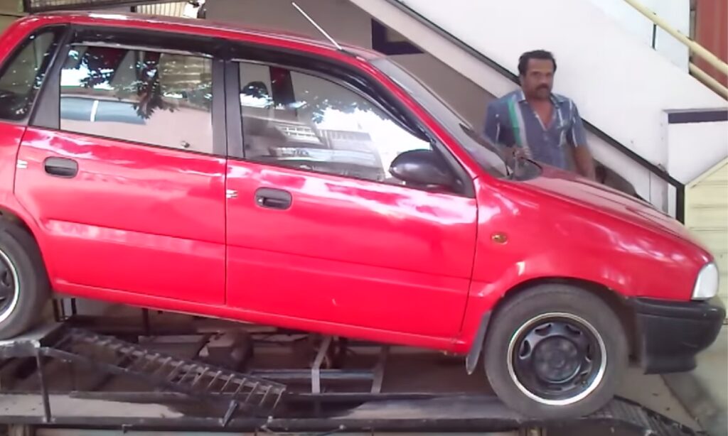 En bil höjs upp på en lyftanordning. (AI text)