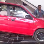 En bil höjs upp på en lyftanordning. (AI text)