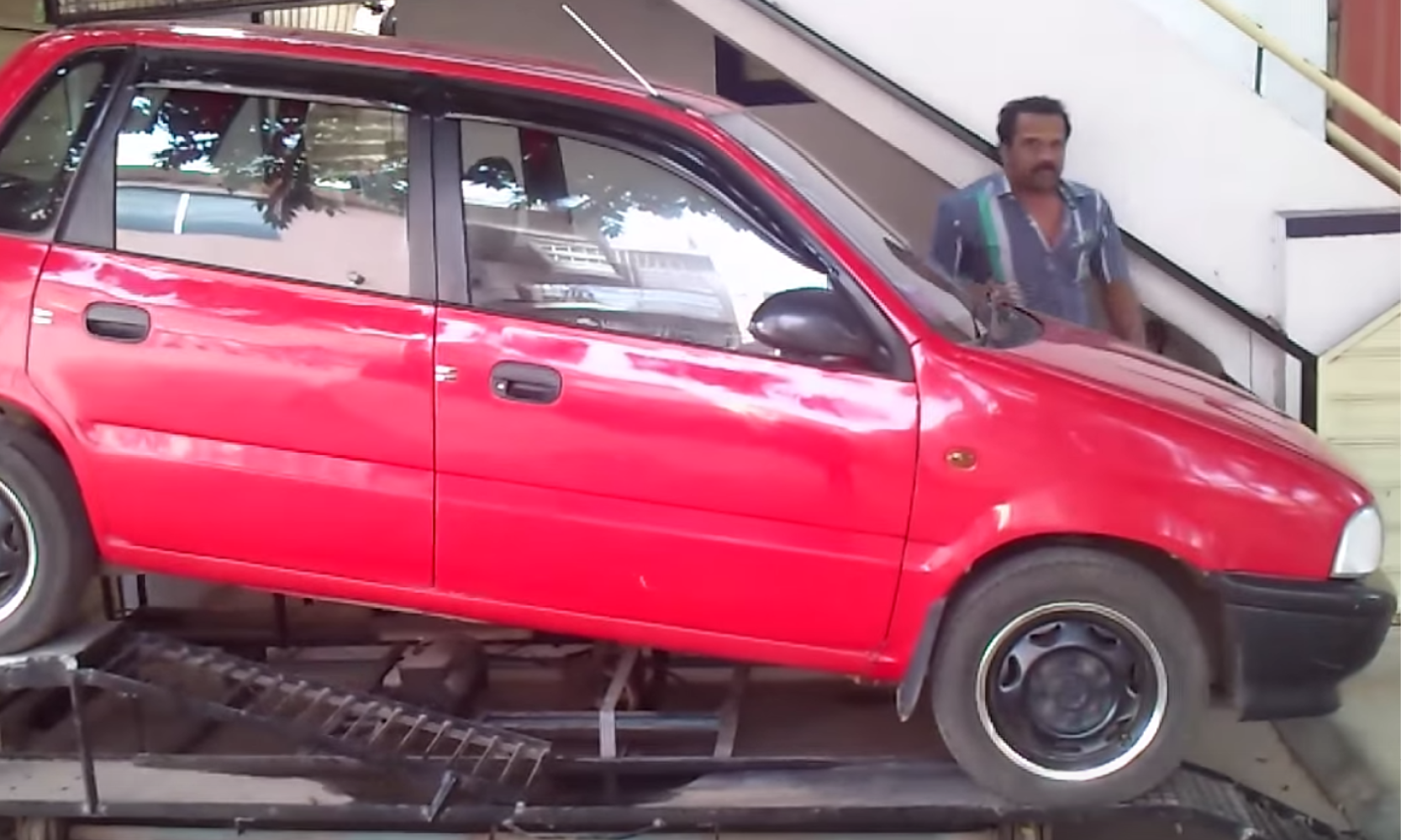 En bil höjs upp på en lyftanordning. (AI text)