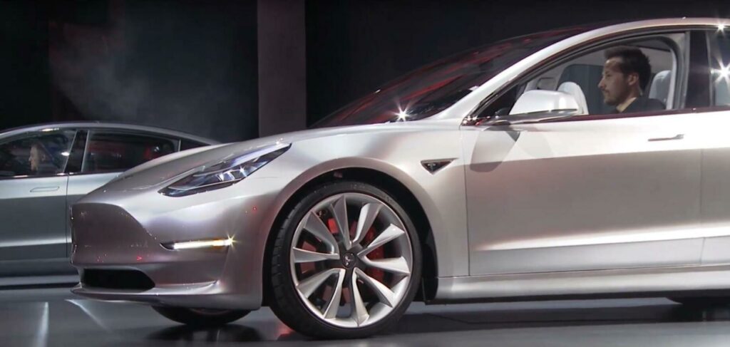 Tesla Model 3 visas upp på San Diego-bilutställningen. (AI text)