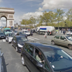 En gata med bilar och folk. (AI text)