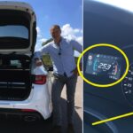 En man står bredvid en bil med öppen baglucka. (AI text)