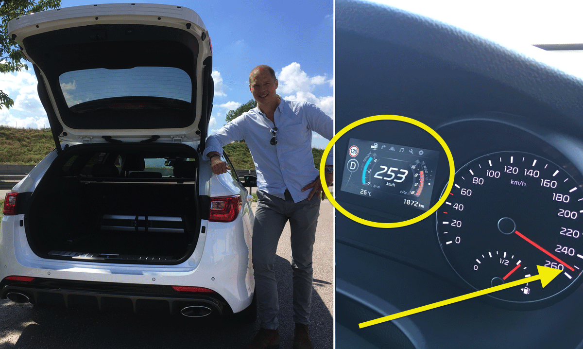 En man står bredvid en bil med öppen baglucka. (AI text)