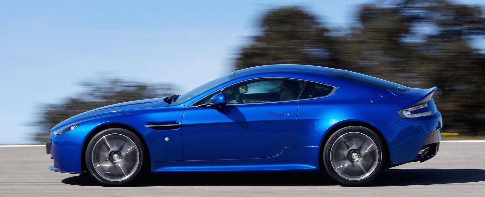 Aston Martin Vantage GT kör på en väg. (AI text)