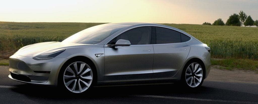 En Tesla Model 3 kör på en landsväg. (AI text)