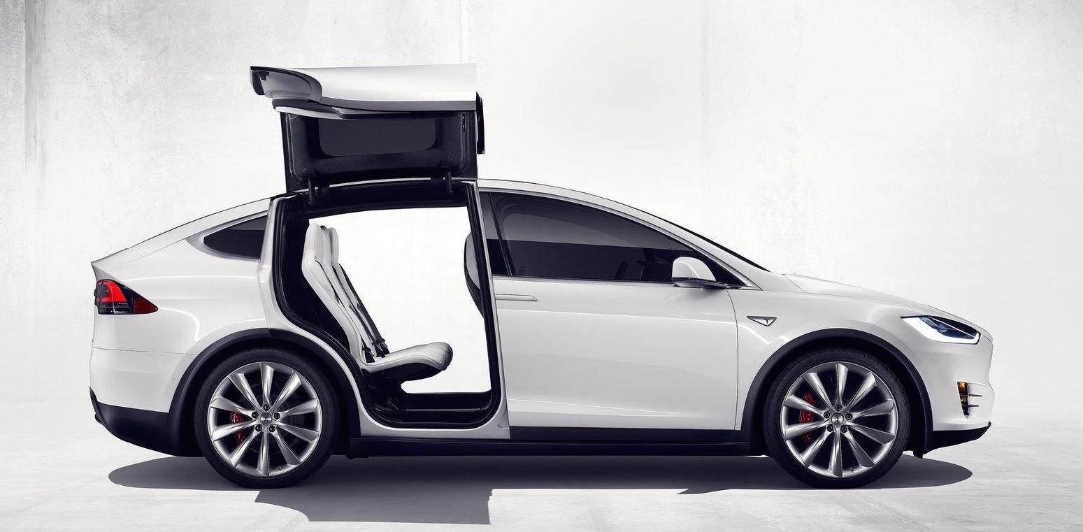 Tesla Model X med öppna dörrar i ett vitt studioscenarie (AI text)