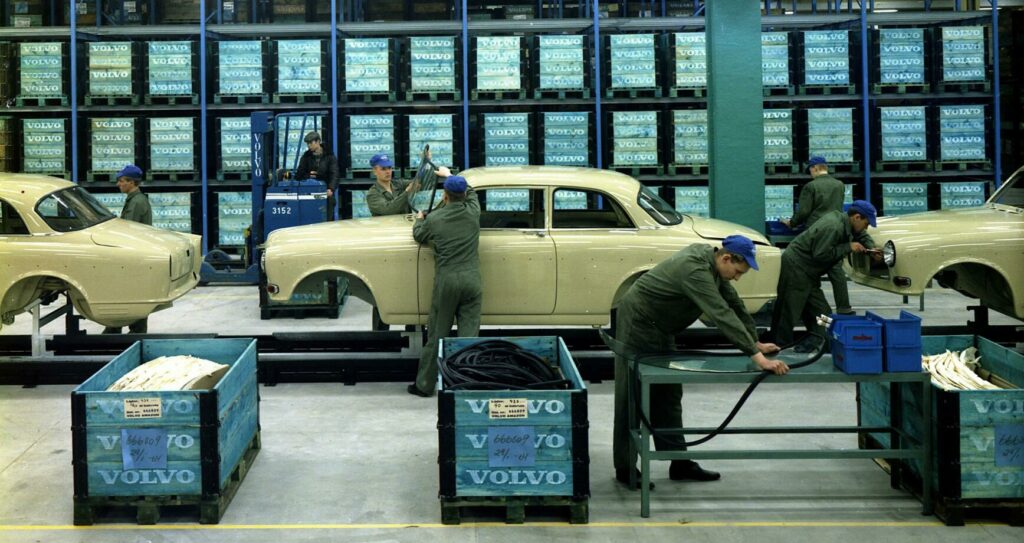 Tre Volvo Amazon på väg längs bandet i Torslanda. Bilden ser extremt arrangerad ut.