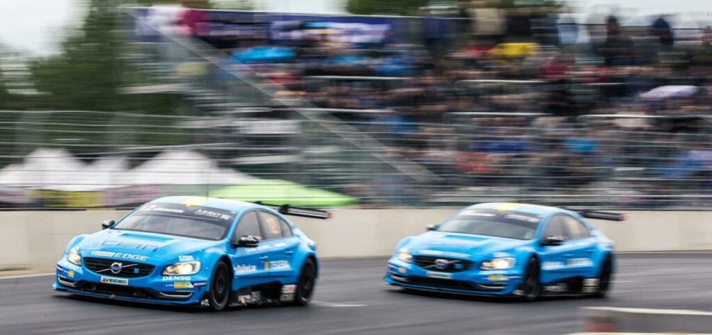 Titelfighten i STCC står mellan Richard Göransson (12) och Robert Dahlgren. Tuffa tag mellan de båda på Solvalla och nu stiger temperaturen inom stallet. FOTO: Daniel Ahlgren/STCC