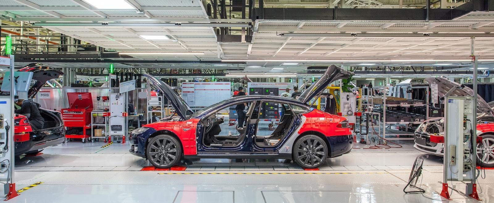 En biltillverkningslinje i en fabrik (AI text)