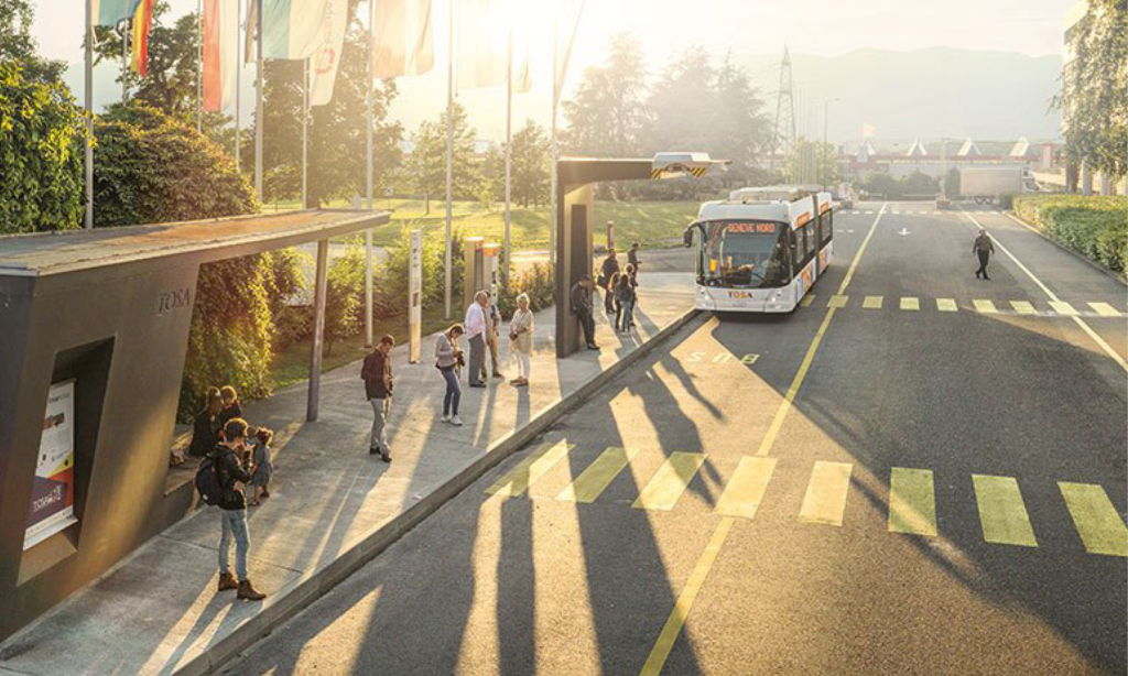 En stadsgata med en busshållplats och ett bil. (AI text)