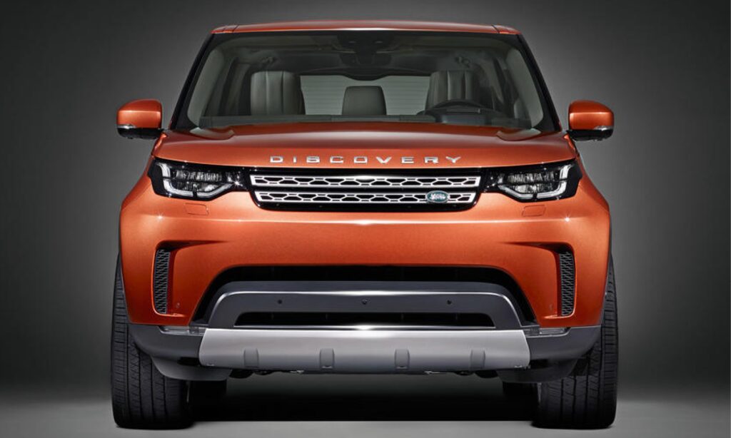 Den nya terränggående SUV:en Land Rover Discovery visas i en mörk rumslighet. (AI text)