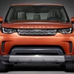 Den nya terränggående SUV:en Land Rover Discovery visas i en mörk rumslighet. (AI text)