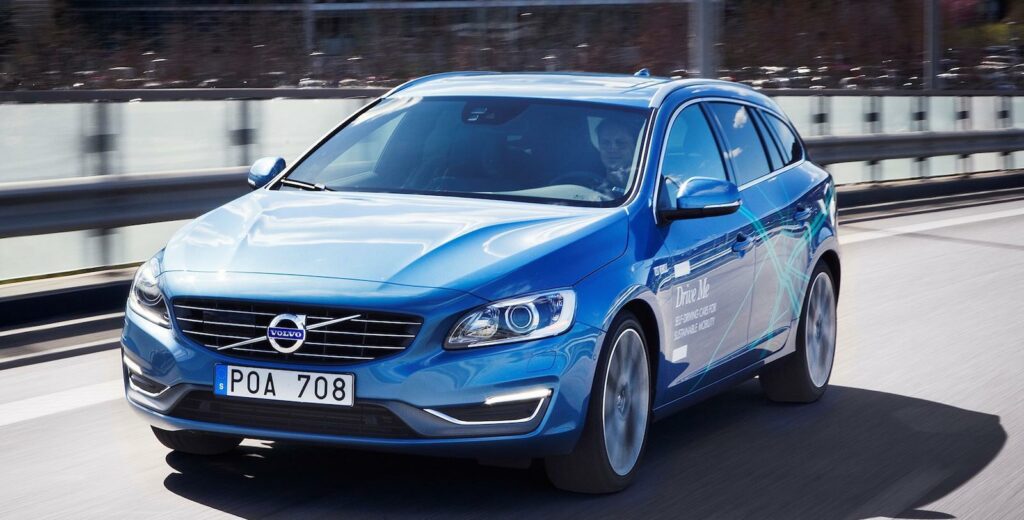 Volvo V40 kör nedför vägen. (AI text)