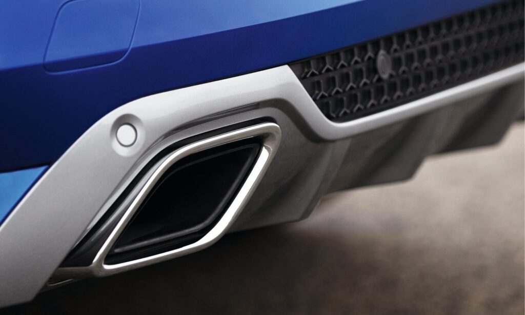 En närbild av bakre kanten på en blå bil. (AI text)